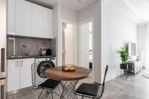 een keuken met een tafel en stoelen in een kamer bij Sublime 1BR Apartment in Koukaki by UPSTREET in Athene