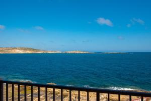 d'un balcon avec vue sur l'océan. dans l'établissement Islet Promenade Seafront 1 Bedroom Apartment with 2 seaview balconies by Getawaysmalta, à San Pawl il-Baħar