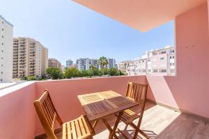 una mesa y sillas en un balcón con vistas en A50 - Castelos Apartment in Portimão, en Portimão