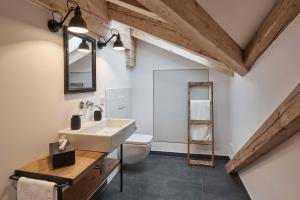 uma casa de banho com um lavatório e um WC em Alpeltalhütte em Schönau am Königssee