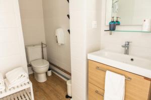 A bathroom at Le Relais Des Templiers