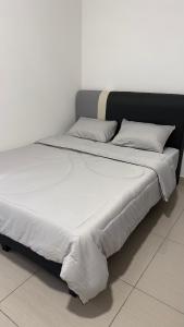 a large bed with white sheets and pillows at Duck Duck House 3BR 7-11 PAX in Johor Bahru