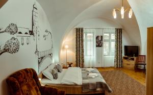 1 dormitorio con 1 cama y 1 sofá en una habitación en Studio Central, en Sibiu