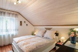 ein Schlafzimmer mit einem großen Bett und einer Holzdecke in der Unterkunft Mutschler in Freudenstadt