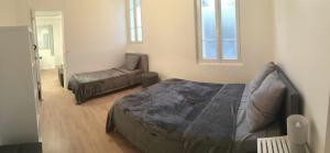 ein Schlafzimmer mit 2 Betten und einem Stuhl darin in der Unterkunft Charming apartment - near Paris in Arcueil