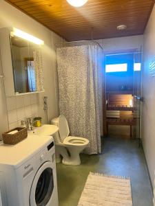 Ett badrum på Viihtyisä saunallinen kaksio hyvillä kulkuyhteyksillä Tampereella