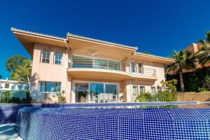 Bazén v ubytovaní Villa Alcanada Paradise - Private Pool & Sea View alebo v jeho blízkosti