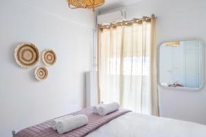 sypialnia z łóżkiem i dwoma ręcznikami na nim w obiekcie Charming 2 BR Apt with Acropolis View in Athens w Atenach