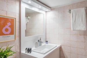 łazienka z umywalką i lustrem w obiekcie Charming 2 BR Apt with Acropolis View in Athens w Atenach +58 zdjęć