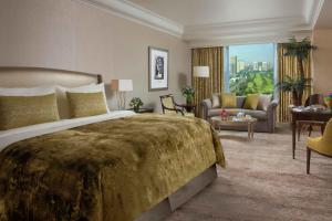 A bed or beds in a room at Hotel Mulia Senayan, Jakarta