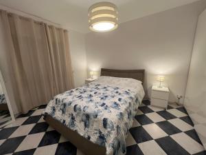 1 dormitorio con 1 cama y suelo a cuadros en Morada Azul, en Monopoli