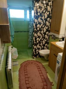 uma casa de banho com um chuveiro e um tapete vermelho no chão em Apartament u Wuja morze/plaża/ogród/parking em Gdansk