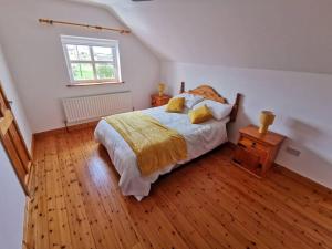- une chambre avec un grand lit et une fenêtre dans l'établissement Cozy 6 Bedroom house with spectacular views, à Belmullet