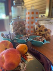 聖多米諾的住宿－B&b da Tizzy，一张桌子,上面放着一盘桃子和一碗饼干