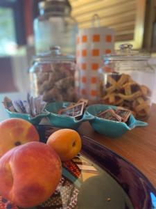 una mesa con un plato de melocotones y cuencos de galletas en B&b da Tizzy en San Domino