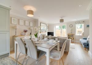 comedor y sala de estar con mesa y sillas en Pinfold Cottage, en Helmsley