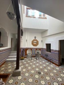 um quarto amplo com piso em azulejo e tecto em Apartamentos Toledo Casa de los Aljibes em Toledo
