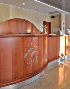 eine Holzbar mit dem Hotel i collin-Schild drauf in der Unterkunft Best Western Hotel I Colli in Macerata