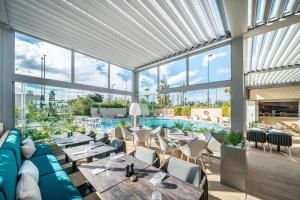 Bazén v ubytování Radisson Hotel Nice Airport nebo v jeho okolí