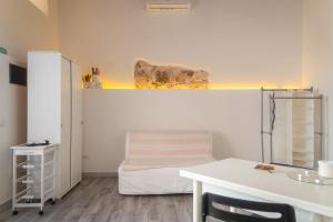 a room with a bed and a desk and a table at Appartamento Moderno Capoliveri in Capoliveri