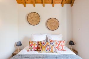 - une chambre avec un lit et des oreillers dans l'établissement Les Jardins de la Villa d'Olne, à Spa