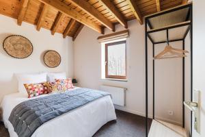 - une chambre avec un lit et une fenêtre dans l'établissement Les Jardins de la Villa d'Olne, à Spa