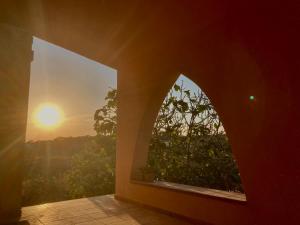 蘭佩杜薩的住宿－Relax e tranquillità a Cala Pisana，客房设有2扇窗户,享有日落美景