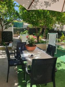 En restaurant eller et spisested på Casa vacanze con giardino e area barbecue