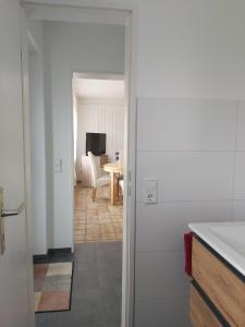 una cocina con una puerta que conduce a una sala de estar en Ferienwohnung Weyl, en Eschbach