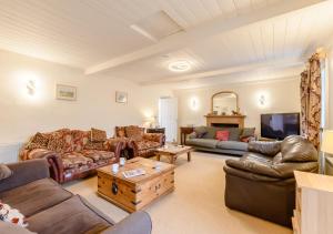 a living room with couches and a tv at Vale View in Glanton
