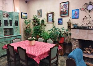 een eetkamer met een tafel en een aantal planten bij N38 in Tbilisi City