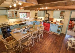 Akeld的住宿－Homildon Cottage，一个带木桌和椅子的大厨房