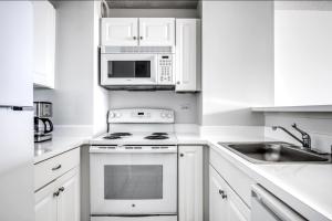 Кухня або міні-кухня у Streeterville 1BR w Gym Pool nr Navy Pier CHI-408