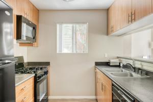 Afbeelding uit fotogalerij van Woodland Hills 1BR w Gym WD Pool nr 101 LAX-683 in Los Angeles