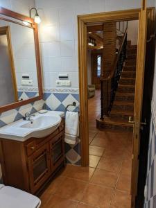 baño con lavabo y escalera en Casa Malena - Biar, en Biar
