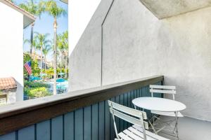 Woodland Hills 1BR w Pool Gym nr Warner Center LAX-695