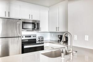 Woodland Hills 1BR w Pool Gym nr Warner Center LAX-695