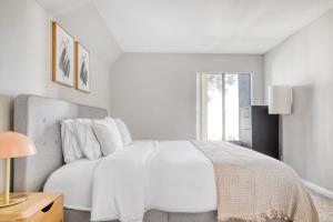 Woodland Hills 1BR w Pool Gym nr Warner Center LAX-695