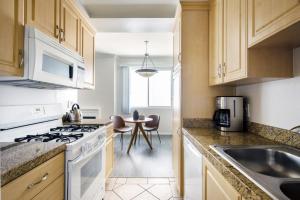 A kitchen or kitchenette at Beverly Hills 1BR nr The Grove Rodeo LAX-364