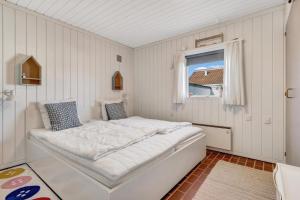 Postel nebo postele na pokoji v ubytování Beautiful Home In Pandrup With 2 Bedrooms And Wifi