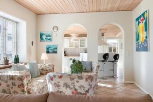 Posezení v ubytování Unique Holiday Home Located On Norgesvej 8