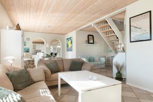 Posezení v ubytování Unique Holiday Home Located On Norgesvej 8
