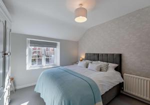 sypialnia z łóżkiem i oknem w obiekcie Glebe Farmhouse w mieście Ellingham