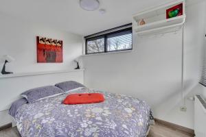 Un dormitorio con una cama con una almohada roja. en Vijverzicht en Lanaken