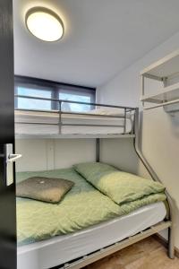 sypialnia z łóżkiem piętrowym i oświetleniem w obiekcie Vijverzicht w mieście Lanaken