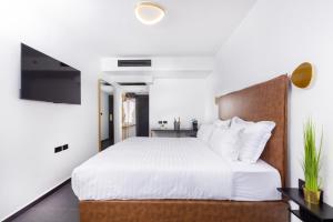Un pat sau paturi într-o cameră la מלון בוטיק H34