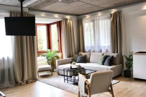 a living room with a couch and a table at Vier Sind Hier Apartments in Rottweil