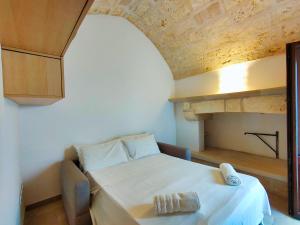 Kleines Zimmer mit einem Bett und einem Tisch in der Unterkunft La Casa della Zia in Depressa