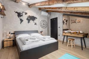 リエカにあるApartman Letemaのベッドルーム1室(大型ベッド1台、壁に世界地図付)