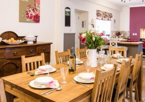 una sala da pranzo con tavolo e sedie in legno di The Greenhouse a Bamburgh